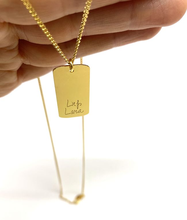 Een gepersonaliseerd herinneringsjuweel met een handschrift om dicht bij je te dragen en voor altijd te koesteren
