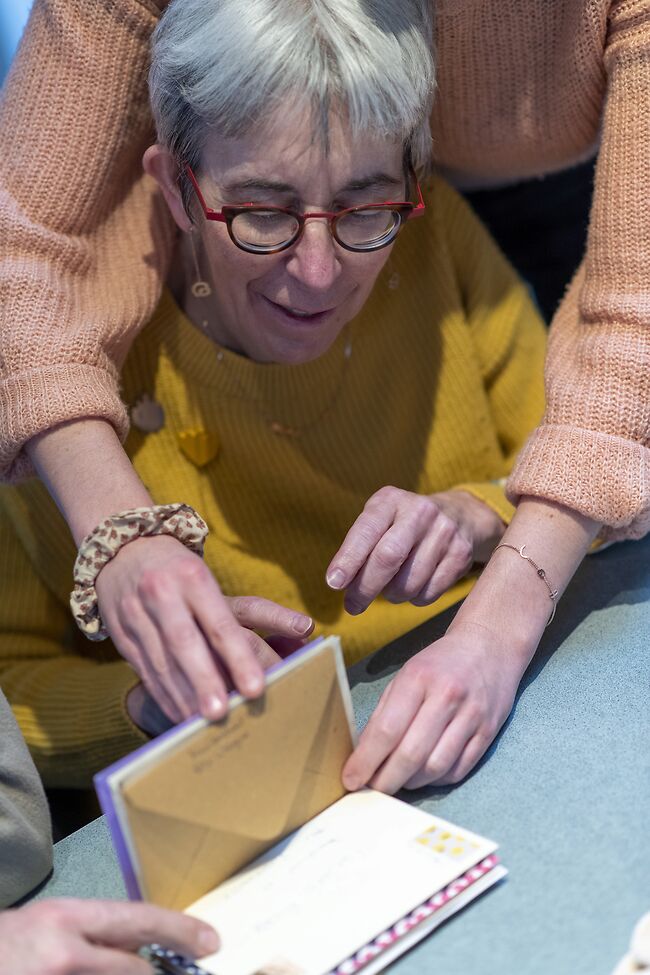 Een gepersonaliseerd rouwjuweel met een handschrift om dicht bij je te dragen en voor altijd te koesteren