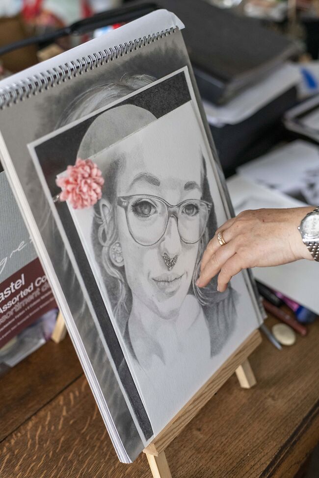 Een gepersonaliseerd rouwjuweel met een tekening om dicht bij je te dragen en voor altijd te koesteren